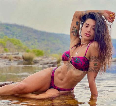 Aline Riscado posa em cenário paradisíaco e brinca fãs Sereia do