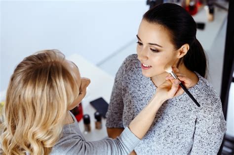 Maquiador Profissional Trabalhando Mulher Jovem E Bonita Noiva Moda Ou Estilo Nude