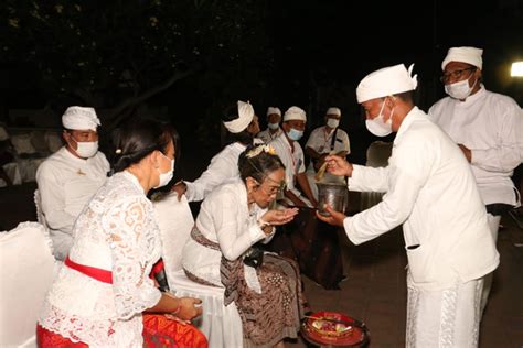 Foto Sukmawati Soekarnoputri Jalani Upacara Melukat Di Buleleng Bali