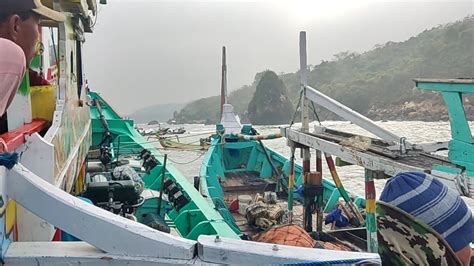 Situasi Menegangkan Evakuasi Perahu Pakesan Saat Ombak Besar