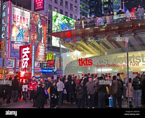 Tkts booth in times square NYC Stock Photo - Alamy