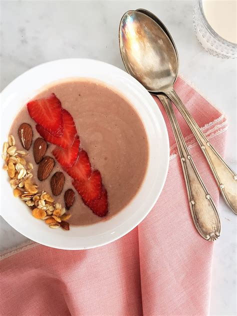 Smoothie Bowl De Chocolate Con Fresas Y Almendras De Andar Por Casa