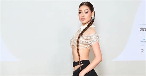 Áo độn vai sơ mi màu nude bí quyết khoe dángkhông lộ của các mỹ nhân