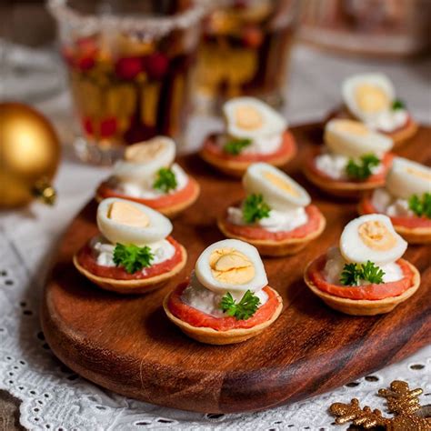 Canapés de salmón con queso crema y huevo de codorniz