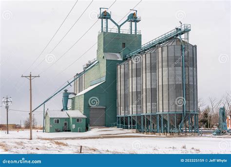 Old Wheat Pool Grain Elevator In Beiseker Alberta Editorial Stock