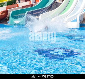 Colorido Parque Acu Tico Aquapark Y Piscina En Los Tubos Parque