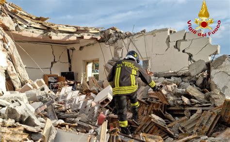 Cassano Ionio Violenta Esplosione Causa Il Crollo Di Una Palazzina