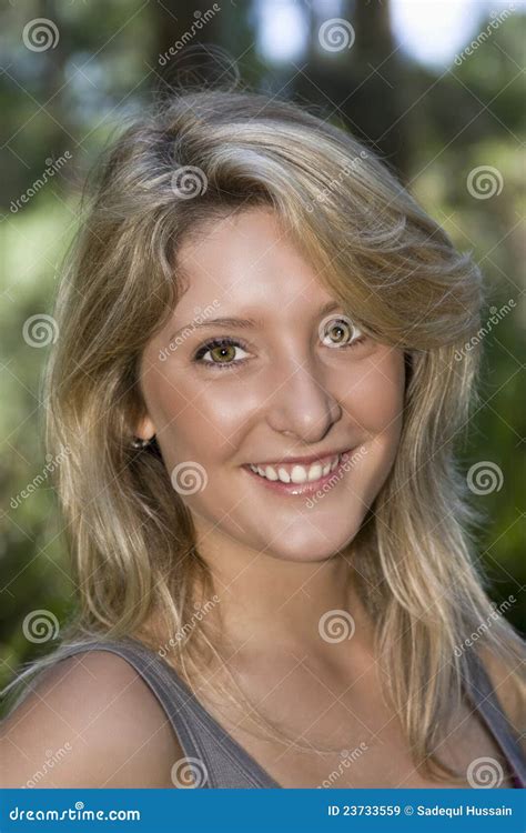 Mooie Blonde Kaukasische Jonge Vrouw Stock Afbeelding Image Of Nave Wijfje