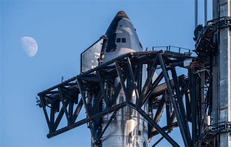 Avec des bras mécaniques SpaceX rattrape en vol une partie de sa