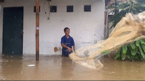 Gambar Lucu Orang Kebanjiran 56 Koleksi Gambar