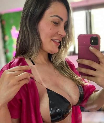 Andressa Urach exibe corpão em sessão de bronzeamento biquíni de