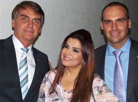 Web Resgata Foto De Mara Maravilha Ao Lado De Bolsonaro E Famosa