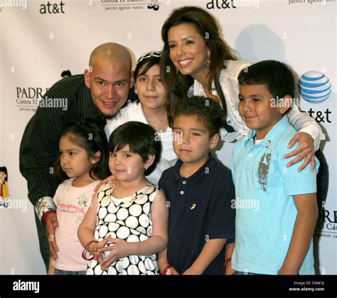 Eva Longoria Parker with children of the PADRES program Eva Longoria ...