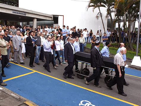 Foto Corpo De Sondermann Velado E Enterrado Em Cemit Rio Paulista