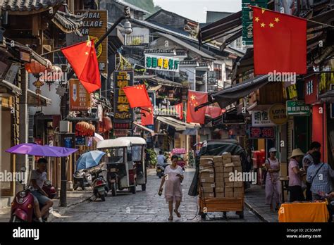 Old town architecture in the Yangshuo town centre Stock Photo - Alamy