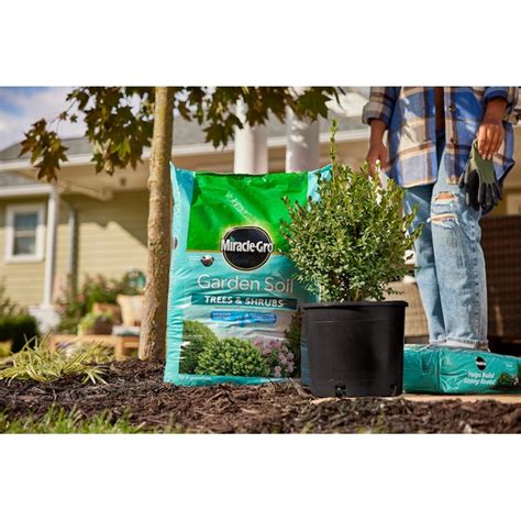 Miracle Gro Trees And Shrubs 15 Cu Ft Tree And Shrub Garden Soil