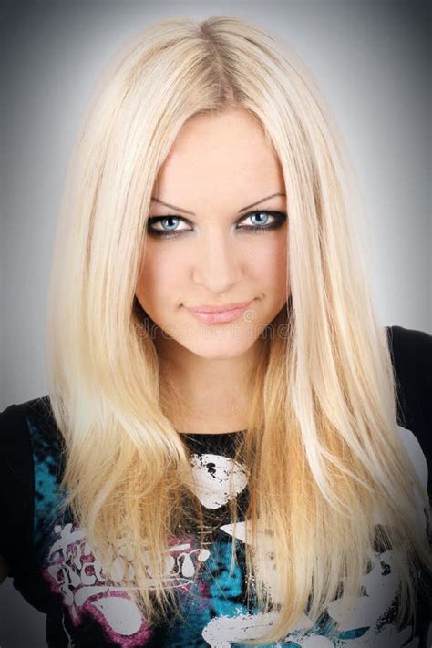 Retrato Del Blonde Hermoso Joven Foto De Archivo Imagen De Piel Mirada 8061348