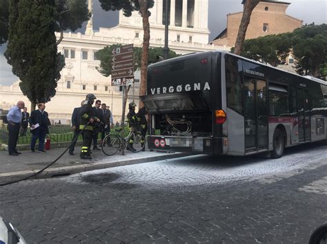 Roma Principio Di Incendio Su Bus A Piazza Venezia Rai News