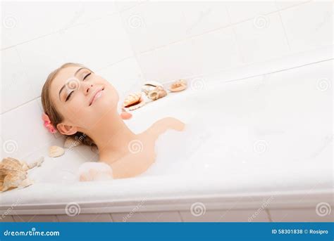 Jeune Belle Femme Dans Le Bain De Mousse Photo Stock Image Du