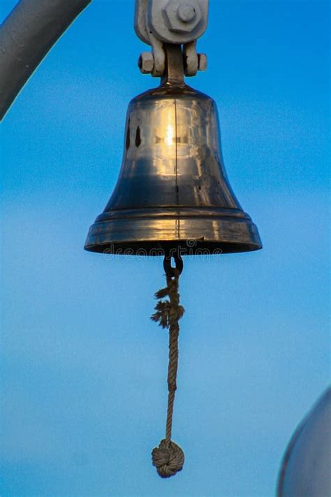 Fondo De Cobre Amarillo Antiguo Del Cielo Azul De La Campana De La Nave