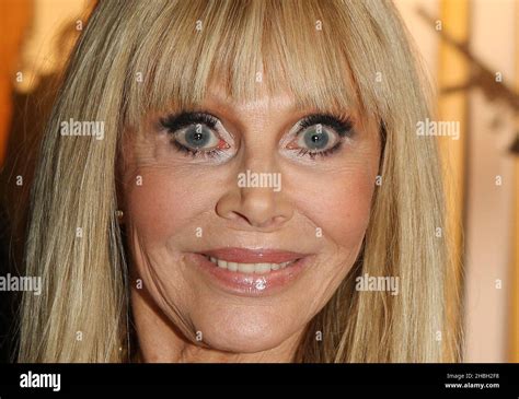 Britt Ekland Wirbt Für 007 Tage Bond Blu Ray Im Hmv In Der Oxford