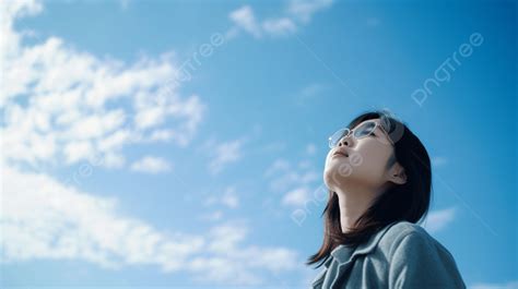 Fondo La Chica Est Mirando El Cielo Con Un Cielo Azul Sobre Ella Fondo