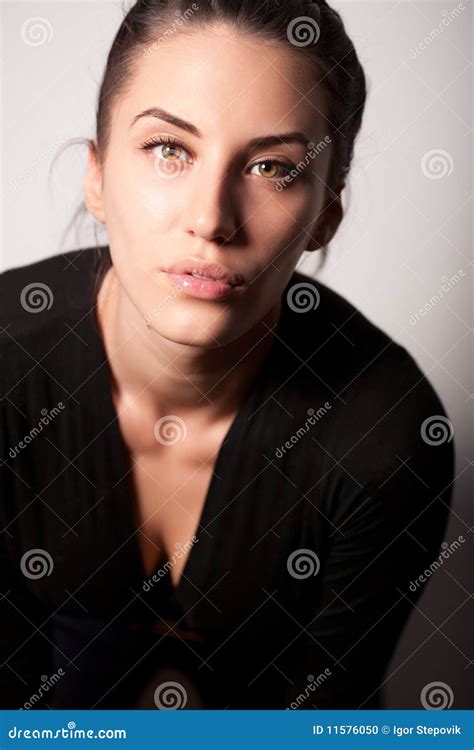 Verticale De Fille Attirante De Brunette Au Dessus De Gris Photo Stock Image Du Fille