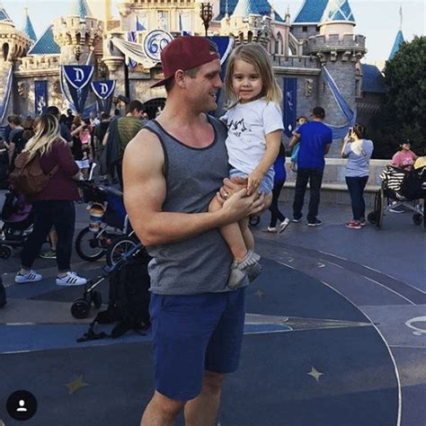 Papà super sexy a Disneyland ecco il bizzarro Instagram che li colleziona Gay it