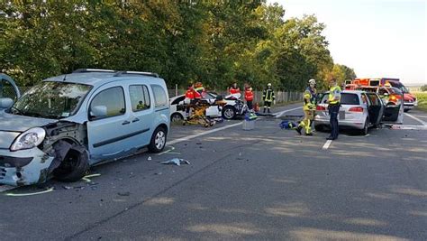 Drei Verletzte Senioren Bei Autounfall Auf B 252 Bei Warburg Nw De