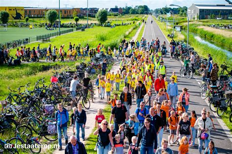 Duizenden Wandelaars Lopen Avondvierdaagse Door Stadshagen