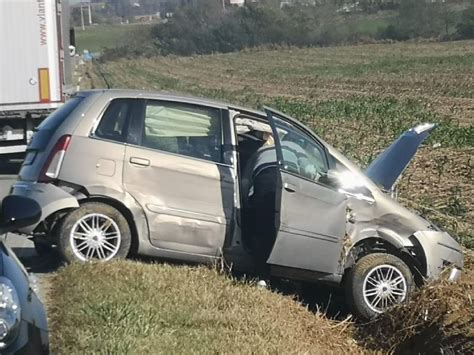 CARMAGNOLA Scontro Tra Auto E Camion Sulla Statale Una Donna Ferita