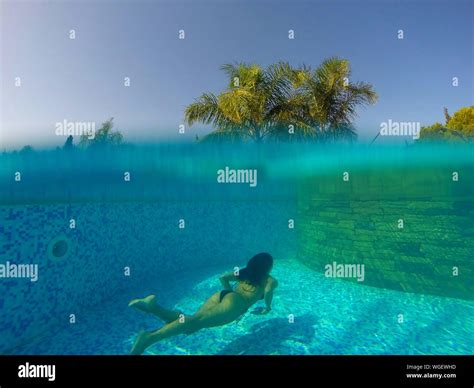 Frauen im bikini underwater Fotos und Bildmaterial in hoher Auflösung Alamy