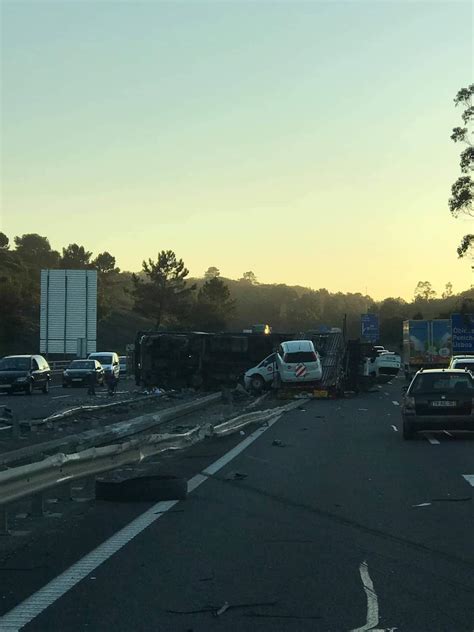 Fotos Capotamento de pesado que transportava veículos na A8 condiciona