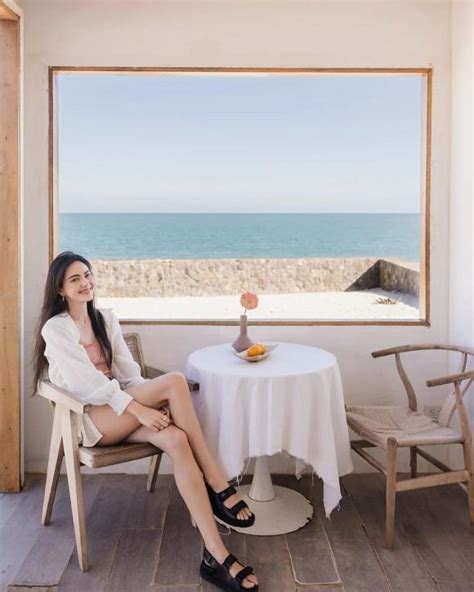 Mai Davika đốt mắt người nhìn với bộ bikini nhỏ xíu dịp đầu năm