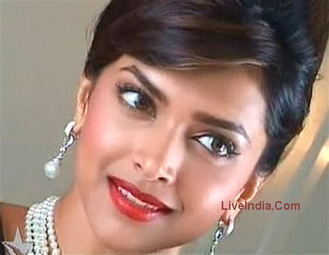 Deepika Padukone Hot Wallpaper Bikini In Saree Hot In Cocktail In White Shirt And Blue Jeans