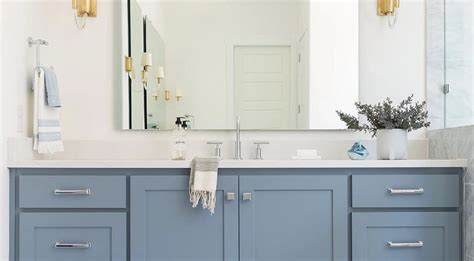 Fashionable blue bathroom design: shades, textures, and materials