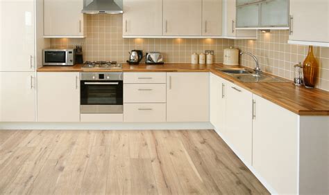 Белая кухня с деревянной столешницей: 114 фото и советы по оформлению ...