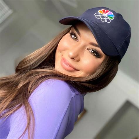Aileen Hnatiuk Called Natural Beauty As Stunning Nfl Reporter Gives