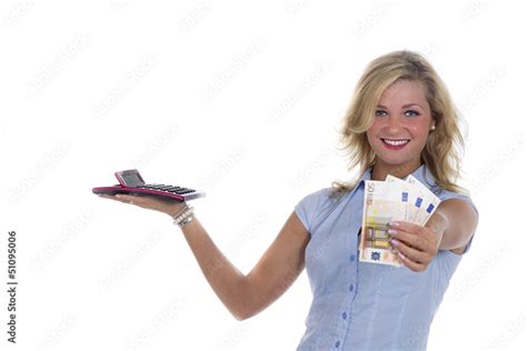 Blonde Frau hält Taschenrechner und Geld in der Hand Stock Foto Adobe Stock