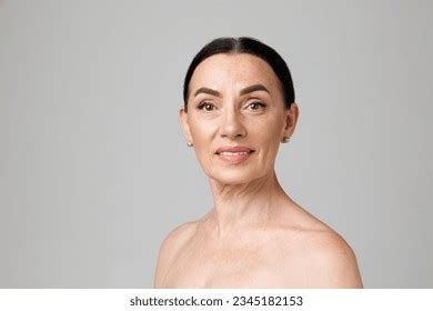 Femme nue mature résultats 16 mille dimages libres de droits de photos de stock et d