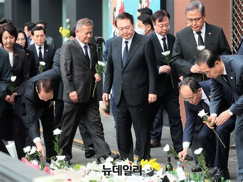 포토 이태원 압사 사고 추모공간 찾은 윤석열 대통령 Save Internet 뉴데일리