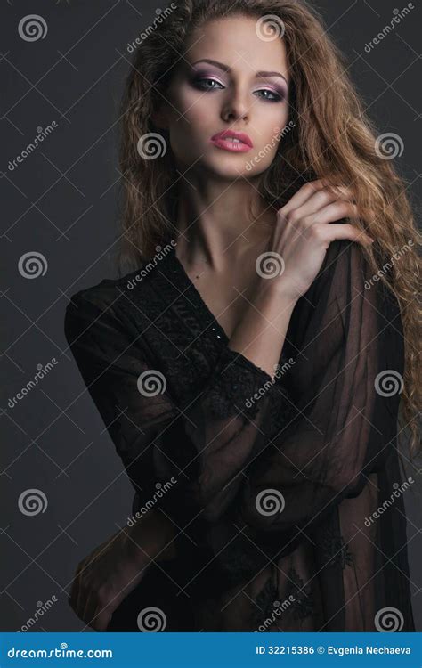 Mooi Jong Model Met Krullend Haar Stock Foto Image Of Schoonheid Brunette 32215386
