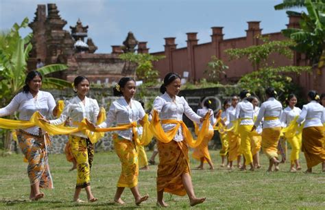 Perayaan Hari Saraswati Di Bali ANTARA Foto