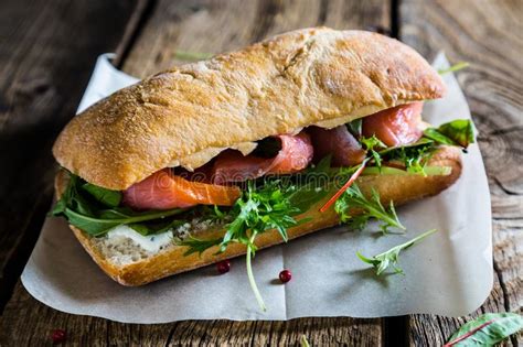 Bocadillo Grande Con Los Salmones Y El Queso Cremoso Foto De Archivo