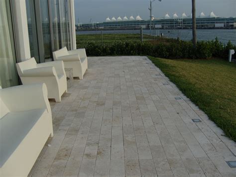 Ivory Travertine Deck Tiles And Pavers Moderne Terrasse Et Patio