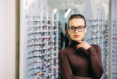 Oftalmolog A Mujer Joven Est Eligiendo Unas Gafas En La Tienda De