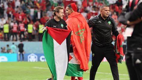 لاعبو المغرب يرفعون العلم الفلسطيني احتفالا بالتأهل لربع نهائي