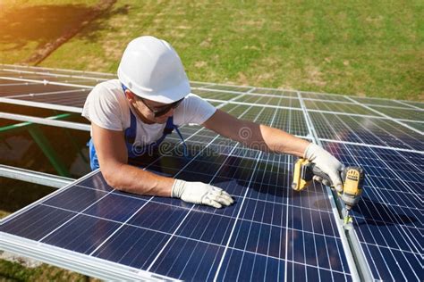 Trabajador Profesional Que Instala Los Paneles Solares En La Construcci