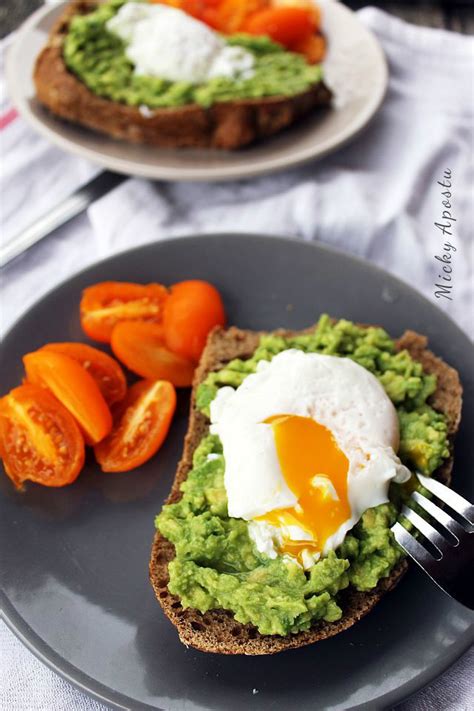 Toast Cu Avocado Si Ou Posat Din Bucatarie Cu Pasiune