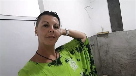 Elle portait un plug anal toute la journée au travail et se douche avec un facial xHamster